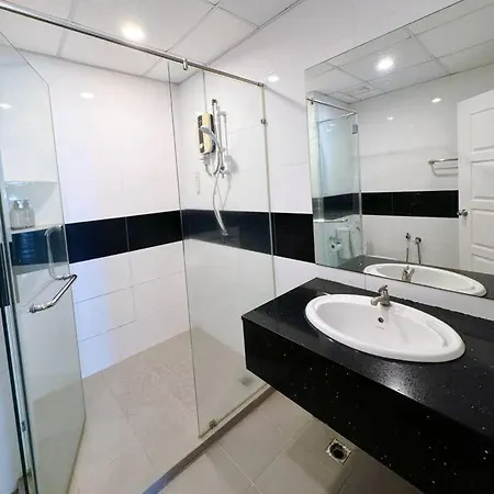 Mansion One Seaview 2Br 2-6Pax Near Gmc Gurney Apartment George Town Exterior photo