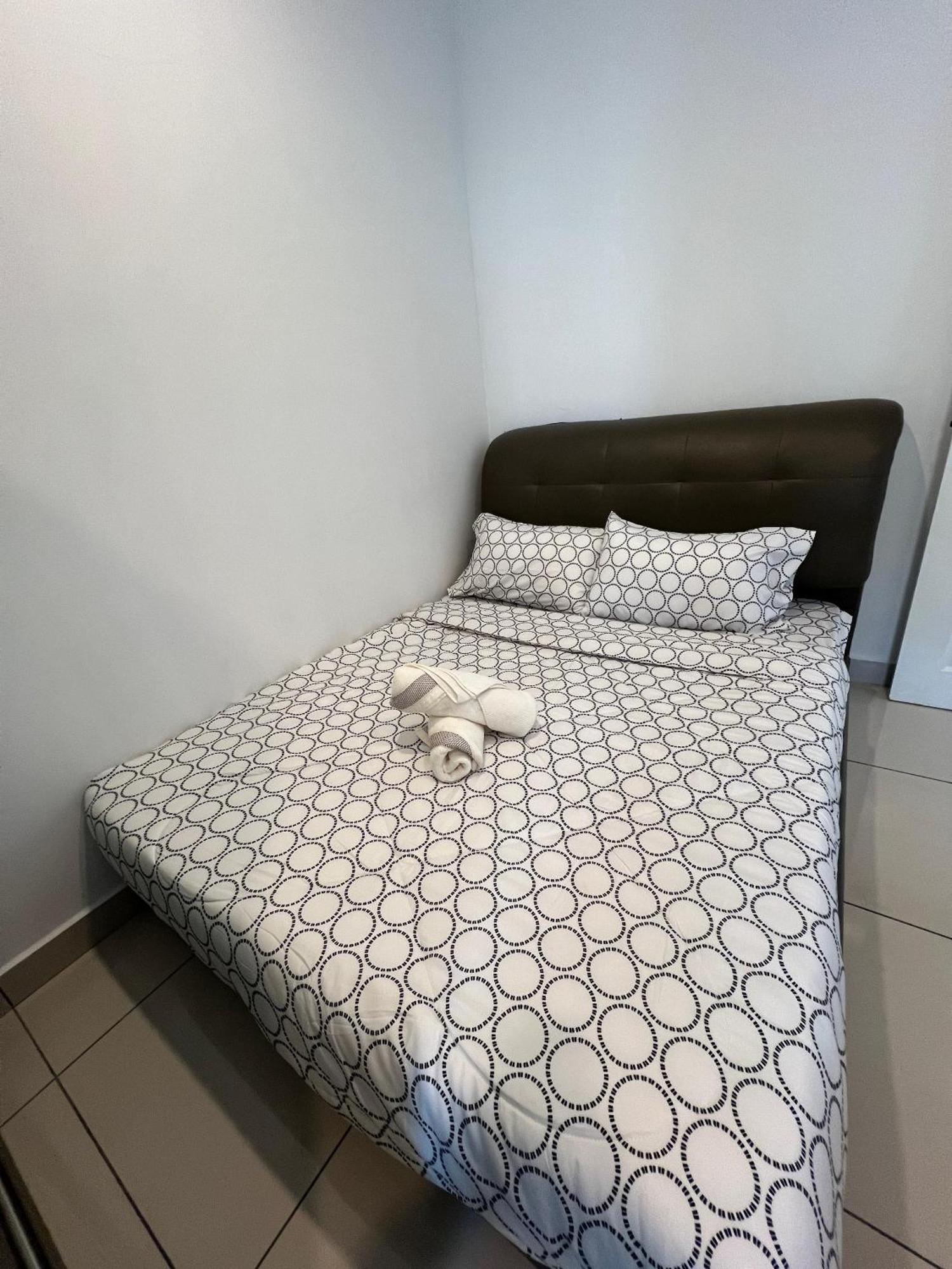 Mansion One Seaview 2br 2-6pax Near Gmc Gurney George Town