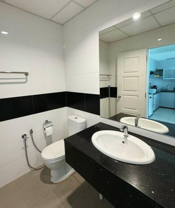 Mansion One Seaview 2br 2-6pax Near Gmc Gurney Apartment George Town